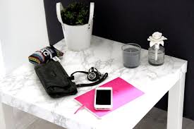 diy table suedoise marbree diy papier adhesif table