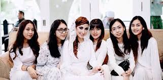 Shazleen turut mengaku bahawa dia sebelum ini telah termakan hasutan untuk memburukkan ibunya, karen rahman melalui laman sosial dan dipaksa. Anak Kesal Bapa Berubah Selepas Kahwin Maria Farida