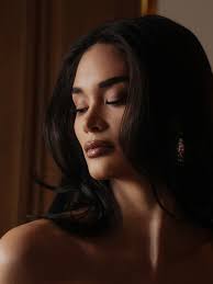 For Fe Rodriguez (@burgerqueen81), elegance lies in knowing who you are and  honouring your values. With a love for heritage and craftsmanship, she  builds a wardrobe as enduring as her legacy, one