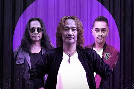 Lagu ni dinyanyikan oleh sebuah kumpulan dari singapura yang tak silap aku nama vokalisnya yazid. Rock 21 Music In Singapore