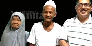 Aku sudah menikah sejak setahun lalu.dan aku sangat mencintai istriku.namanya indah 22 tahun walaupun kami dijodohkan sama guru mengaji kami.tapi setelah menikah kami saling mencintai. Walau Tak Kenal Abjad Rumi 15 Daripada 17 Orang Anak Tokoh Ibu Bapa Malaysia Ini Lulusan Universiti Mingguan Wanita
