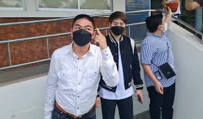 พ่อ ไวท์ ณวัชร์ จ่อแจ้งข้อหาหนักลูกผู้พิพากษา เป็นคดีตัวอย่างจากกรณี พ่อและแม่ของ นายณวัชร์ พุ่มโพธิงาม หรือ ไวท์ ดารานักแสดง ถูกทำร้าย. Aco5f0fcrvo 7m