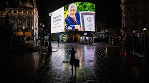 Britain's walking hero, captain tom, awarded knighthood by the queen. Qy5ug1mdlzfqgm