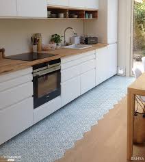 Une Cuisine Aerienne Baignee De Lumiere Bahya Marque Cuisine Moderne Cuisine Appartement Decoration De Cuisine Blanche