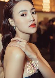 Ninh Dương Lan Ngọc mặc hở bạo khoe dáng nuột