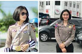 Memiliki potongan rambut polwan gambar yang menawan memang menjadi harapan setiap orang, jikalau kamu memutuskan potong rambut polwan yang sesuai dengan trend masa kini maka penampilan kamu akan semakin maksimal. Meski Cantiknya Kebangetan Ternyata Polwan Dilarang Dandan Semaunya Gini Aturannya Gridoto Com