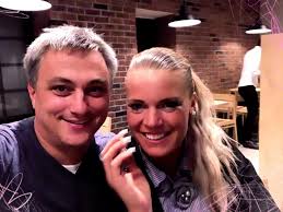 Jířo, vezmeš si mě?” 💍 “Tak teď!” …a vzal si mě. Po svým. Do náručí. Jsou  z toho krásný fotky, kde má Jířa svaly a já vystrčený zadek místo hlavy.  🫶🏻 Koukám