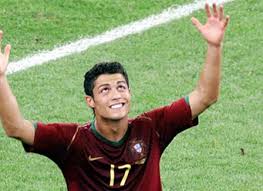 Avec un transfert de 100 millions d'euros la saison dernière vers la juventus de turin, l'attaquant portugais est en tête de records impressionnants bien. Le Salaire Exorbitant De Cristiano Ronaldo Suffirait A Nourrir Un Pays Africain A L Annee Streetpress