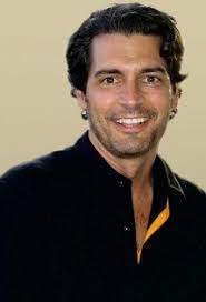 He played omar little on the hbo drama series the wire and albert . Majkl Uilyams Filmy Kinopoisk