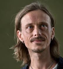 Kitapları okurken/dinlerken Dogman olarak Mackenzie Crook'u hayal ediyorum,  bence üçleme ekrana uyarlanırsa harika olurdu. : r/TheFirstLaw