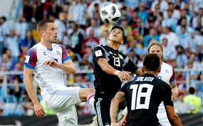 Gylfi þór sigurðsson, skærasta knattspyrnustjarna íslands og leikmaður everton í ensku úrvalsdeildinni, er sagður til rannsóknar hjá lögreglunni í manchester á englandi vegna meints kynferðisbrots gegn barni. Gylfi Thor Sigurdsson Og Max Meza I Barattu Um Boltann Sports Messi Sports Jersey