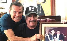 Nicknamed el charro de huentitán (the charro from huentitán), el ídolo de méxico (the mexico's idol), and el rey de la música ranchera (the king of ranchera music), fernández started his career as a busker, and has since become a cultural icon, recording more than 50. Julio Cesar Chavez Visits Vicente Fernandez And Shares Iconic Photography The News 24