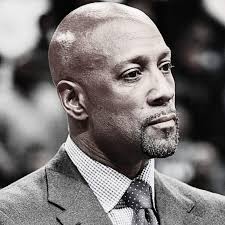 Verónica Duque, a school teacher in Spain, found a creative way to teach  her students about human anatomy. She wears a full-body wetsuit that is  printed from the head to toe with