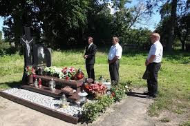 Maybe you would like to learn more about one of these? Pielgrzymki Na Grob Andrzeja Leppera Zjezdzaja Sie Turysci Przyjechal Tez Nowy Szef Samoobrony Dziennik Baltycki