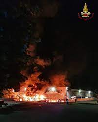 Un trentenne, con problemi psichiatrici, ha dato fuoco alla sua abitazione. Incendio Distrugge Nella Notte Azienda A Costa Di Mezzate Foto Photogallery
