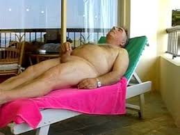 Si mette una maschera per giocare a letto. Donna Si Masturba E Sborra Porno Culonudo Com