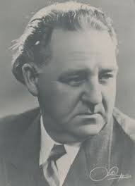 Wie de heer De Hauwere kent, weet dat deze een werker is, een noeste  werker, die zich ontzaglijk veel opofferingen heeft getroost en door zijn  taaien wil een zeer eervolle plaats in