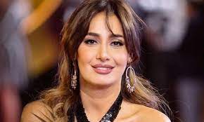 تعود الممثلة المصرية، حلا شيحة إلى التمثيل، بعد غياب دام 12 عاما، من خلال أحدث مسلسلات الممثل المصري، محمد رمضان. Ø¨Ø¹Ø¯ Ø­Ø°ÙÙ‡Ø§ ØµÙˆØ±Ù‡Ø§ Ø§Ù„Ù‚Ø¯ÙŠÙ…Ø© Ø­Ù„Ø§ Ø´ÙŠØ­Ø© ØªØ±ØªØ¯ÙŠ Ø§Ù„Ø­Ø¬Ø§Ø¨ Ù…Ø¬Ø¯Ø¯Ø§