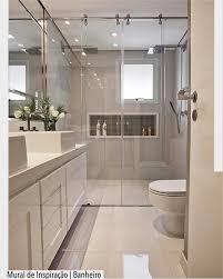 Banheiro Lindo Em Tons Neutros Destaque Para A Area De Banho Ampla Recebeu Dois Chuveiros V Bathroom Interior Design Modern Bathroom Design Bathrooms Remodel
