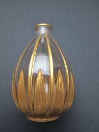 Ce flacon de parfum vide rechargeable est un accessoire révolutionnaire qui vous accompagnera et vous gardera fraîche. Flacon Parfum Ancien Ador Gueldy Julien Viard Flacons De Parfum Parfum Flacons