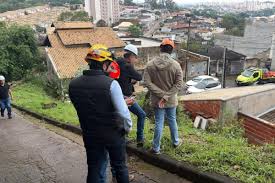 JJ: Casa é interditada após deslizamento de terra no Jardim Caçula