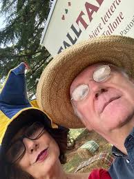 A Quarto d'Asti si gioca a carte con la felicità, con Tall Talk e lo  scrittore Massimo Tallone