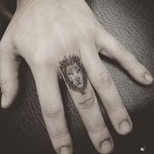 Finger Lion Tattoo Orta Parmak Aslan Dovmesi Aslan Dovmesi Kalca Dovmeleri Tattoo