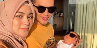 Dia sudah banyak membintangi sinetron yang memiliki rating cukup baik di antaranya cinderella, putri, suci, melati untuk marvel dan putri yang. Foto Terbaru Pasangan Rezky Aditya Dan Citra Kirana Potret Sang Bayi Bikin Salfok Merdeka Com