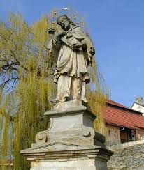 Jána nepomuckého sa nachádza vo dvore farského kostola nanebovzatia panny márie. Zivotopis Sv Jana Nepomuckeho Rozhlas