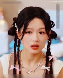 El joven bondadoso le dio al mendigo un paquete de snacks crujientes