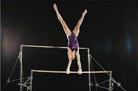 2 o ginasta deve realizar uma série de movimentos giratórios, equilibrados nessas duas barras. Ginastica Em Barras Paralelas Assimetricas Ginastica Jogos Olimpicos