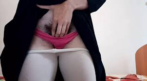 Owłosiona milf zdejmuje ubrania, by uprawiać seks online ze swoim  chłopakiem.