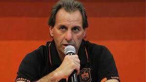 El jugador que entrenó a tres futbolistas de la Selección y hoy dirige en  El Salvador