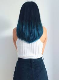 Lange Glatte Haare Ombre Schwarz Blau Weisser Top Jeans Rock Ideen Fur Auffallige Damenfrisuren Coole Frisuren Haarfarben Blaue Haare