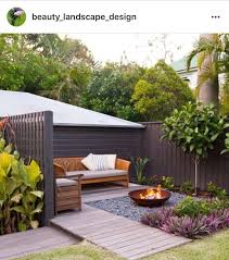 It's a nice smaller sized fire pit that can be the centerpiece of any outdoor party. Wie Die Zaunfarbe Und Die Feuerstelle Garten Diy Ideen Backyard Garden Design Backyard Backyard Patio