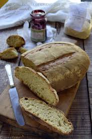 Ingredienti per 6 pezzi 300 g di semola rimacinata di grano duro 210 g di acqua (valutate se serve tutta, in base alla qualità di farina) 80 g di pasta madre rinfrescata (oppure 6 g di lievito di birra fresco) 1 pizzico di zucchero (una punta di cucchiaino) 6 g di sale fino Ricetta Pane Con Farina Di Grano Duro E Lievito Madre Lapasticceramatta