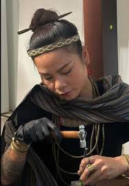 Klo pernah tertanya-tanya macam mana gelang2 tembaga dihasilkan, episod  kali ini memang untuk kamu bah. Off Stage menyelami dunia @JessboubieCraft  , artisan tembaga dari Sabah yang teliti, kreatif, ...