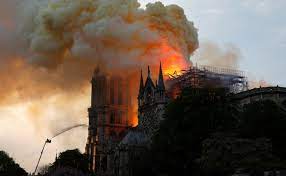 Le feu a en partie détruit ce célèbre monument historique. Notre Dame De Paris L Incendie Est Desormais Eteint