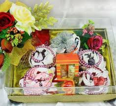 Makna dari konsep hantaran dengan isi kebaya dan pakaian seperti ini biasanya diberikan sebagai simbol bahwa pasangan pengantin siap untuk menjaga rahasia. Tips Penting Cara Membungkus Parcel Pernikahan Yang Sederhana Tapi Cantik 2018