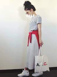 おしゃれ上手は小物好き シンプルファッション 小物の技ありコーデをご紹介 キナリノ シンプル ファッション ファッション レッドファッション