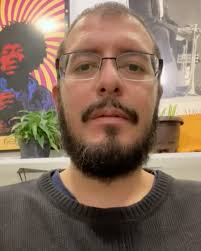 Miércoles de Jazz EMMANUEL CHOPIS TRÍO Emmanuel Cisneros Hiram Griss Samuel  Piña Miércoles 26 de Enero 8 pm (Recepción 7:30pm) Reservaciones al  442.245.2733 (cubrebocas obligatorio excepto en su mesa) Transmisión en vivo