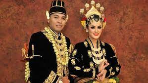 Biasanya dipadukan dengan sarung poleng yang diselampirkan menyilang ke badan. 8 Pakaian Adat Jawa Makna Filosofi Kebudayaan Gambar Penjelasan