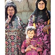 ثلاث أجيال تظهر هنا للمرأة جنوب المملكة والصورة ١٣٩٦هـ ١٩٧٦م صور قديمة لزمن جميل culture olds old things