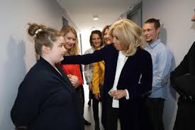 Der französische politiker war von 2006 bis 2009 mitglied der sozialistischen partei (parti socialiste, ps). Brigitte Macron A L Ecoute Des Parents D Enfants Autistes A Belloy Sur Somme