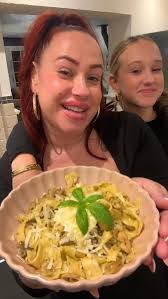 Hi sgat! Dit is hoe ik mijn kip met pindasaus maak✨💝 Fijne zondag 💕  Ingrediënten