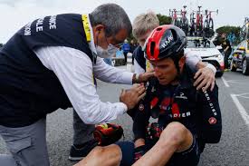 Auf der dritten etappe der tour de france kommt es zu einem schweren sturz im hauptfeld. Xlnmrc74pvebfm