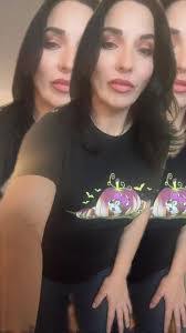 Kami Lee's Instagram, Twitter & Facebook