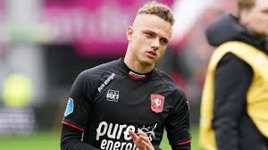 Noa lang (born 17 june 1999) is a dutch professional footballer of partial surinamese descent, who plays as winger for club brugge on loan from ajax in the belgian pro league.12. Noa Lang Schiet In Verdediging Mensen Denken Hij Is Een Lichte Jongen