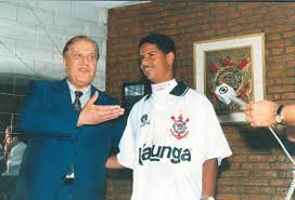 Get the latest news, stats, videos, highlights and more about midfielder marcelinho carioca on espn. Eterno Idolo Da Fiel Marcelinho Carioca Completa 47 Anos Gazeta Esportiva