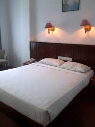 Hal yang menarik lainnya adalah adanya kursi panjangdari kayu dengan aksesoris vas bunga. Tempat Tidur Picture Of Gran Malindo Hotel Bukittinggi Tripadvisor